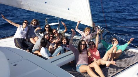 Junggesellen auf einem Katamaran in Ibiza