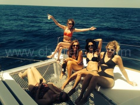 Mieten Sie eine Yacht in Ibiza mit Mädchen