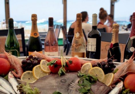 Enjoy some fish and wine at Es Minstre