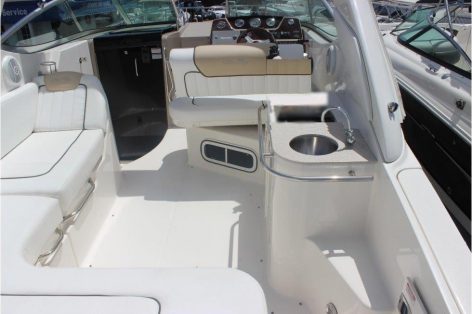 Cockpit of the motor boat Sea Ray 270 in Ibiza for rent with skipper