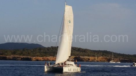 Navigation à bord d'un catamaran Lagoon 380 avec skipper à louer à Ibiza