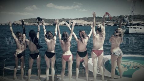 Enterrement de vie de jeune fille sans tee shirt sur le voilier a Ibiza