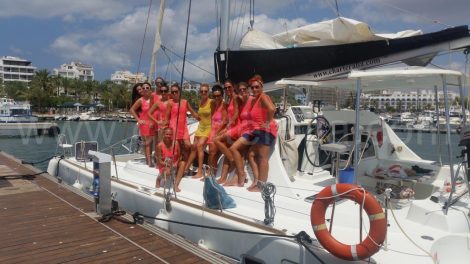 Enterrement de vie de jeune fille sur le catamaran a Ibiza