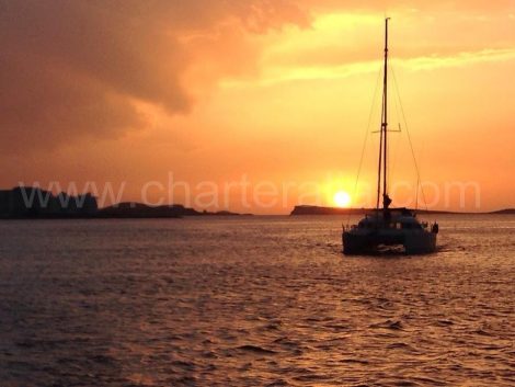 coucher de soleil sur le catamaran a Ibiza