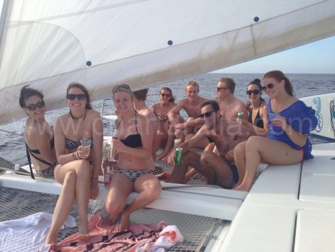reunion entre amis sur un catamaran a Ibiza