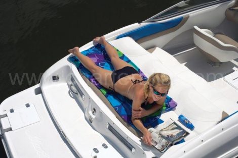 Femmes prenant le soleil en bikini bateau Ibiza