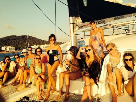 enterrement de vie de jeune fille sur le bateau a Ibiza