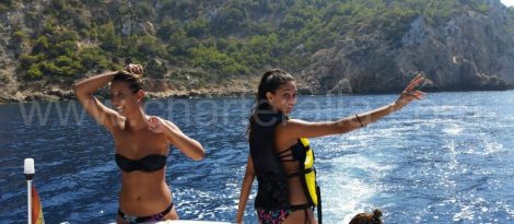 filles en maillot de bain sur le bateau Ibiza