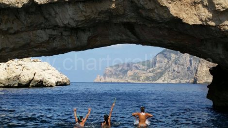 filles nageant en dessous de l'arc a Ibiza