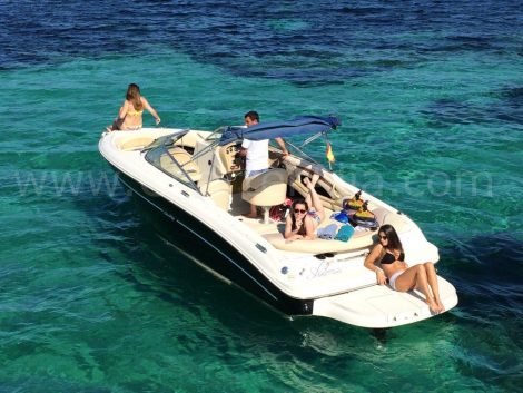 Bain de soleil à bord 230 Sea Ray speed boat en location à Ibiza avec capitaine