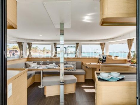 Plate-forme centrale de Lagoon 42 bateau disponible à louer à Ibiza