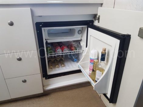 Réfrigérateur à l'intérieur du yacht de location