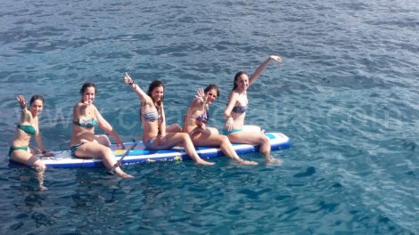 cinq personnes sur un paddle surf a cala conta