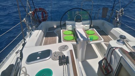 cockpit du bateau à voile-yacht-charter-beneteau-383-à-Ibiza