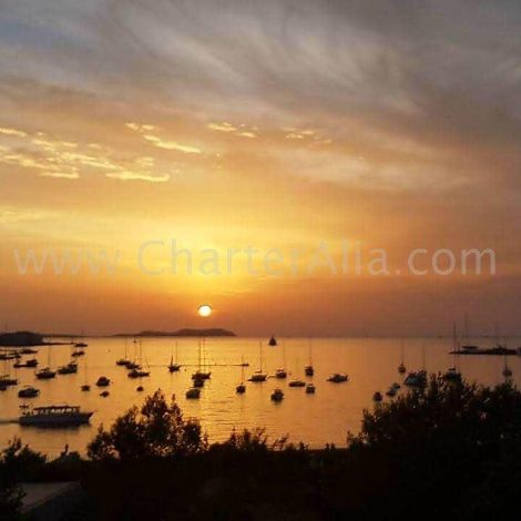 coucher de soleil depuis café mambo et café del mar bateau en location à ibiza charteralia catamaran