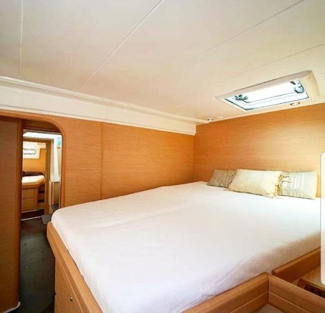 lit surélévé de la cabine de poue sur la lagoon 420 à Formentera