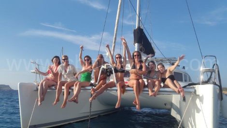 groupes de fille pour la location d'un catamaran à Ibiza