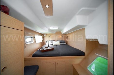 Grande cabina del Lagoon 380 Ibiza