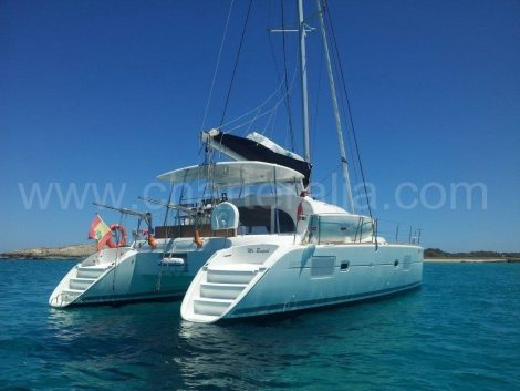 achterkant van catamaran Lagoon 380 verankerd in Ibiza