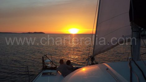 catamaran zeilen naar de zonsondergang in Ibiza