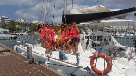 lokale meisjes op een ibiza vrijgezellenfeest op catamaran