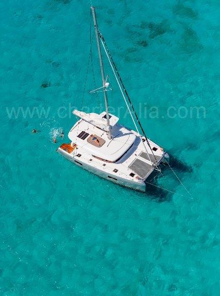 Luchtfoto van de 42 Lagoon jacht te huur in Ibiza