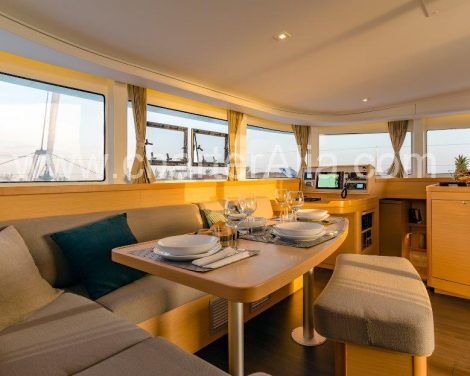 Salon aan boord van jacht in Ibiza en Formentera Lagoon 42