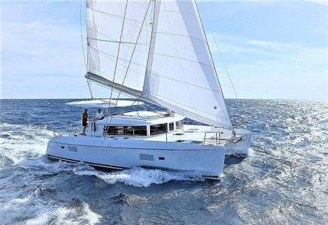 Boot charter Ibiza en Formentera catamaran Lagoon 420 Zijaanzicht