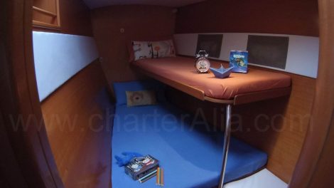 Driepersoons hut op boeg met stapelbedden in de lagoon 470 kindvriendelijke catamaran-charter op Ibiza