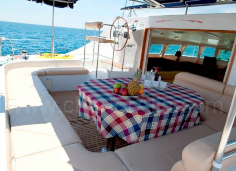 Grote cockpit met eettafel op catamaran 470 Lagoon zeiljacht op Ibiza