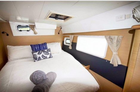Grote stern slaapkamer aan boord van de lagoon 420 verhuur catamaran in Ibiza