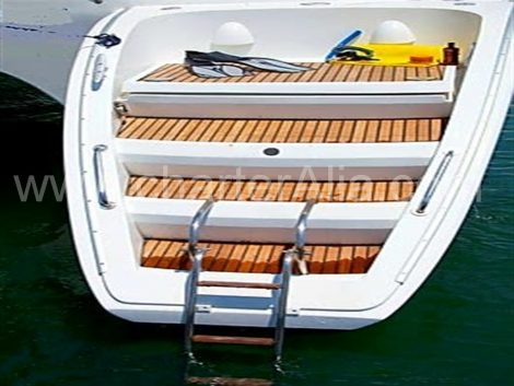 Lagoon 470 catamaranboot charter in Eivissa met comfortabel opstapplatform en zwemtrap
