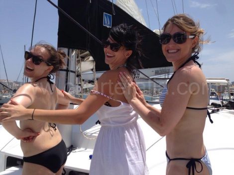 Meisjes in bikini op de huurboot op Ibiza