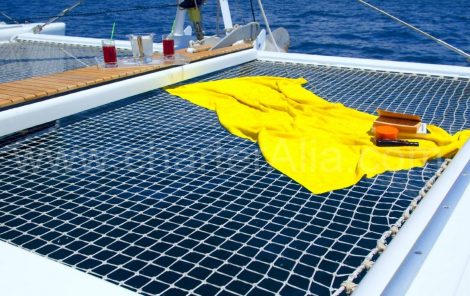 Nylon netten op catamaran Lagune 470 jachtverhuur met kapitein op Ibiza