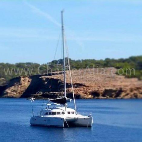 Catamaran Lagoon 380 2018 verankerd in het strand van Cala Bassa op Ibiza
