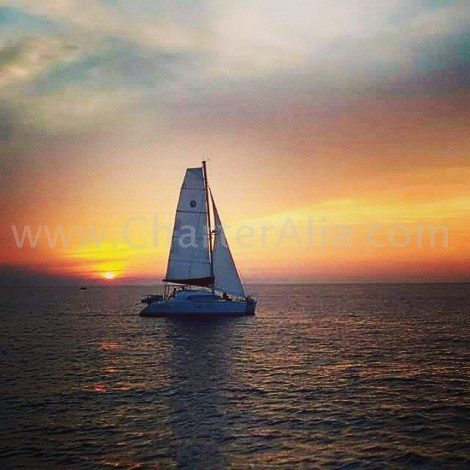 CharterAlia-catamaran Lagoon 380 2018 zeilen naar de zonsondergang