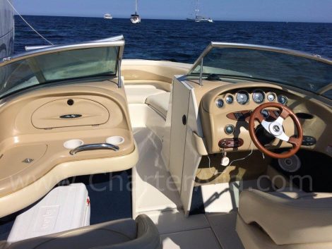 Cockpit of Sea Ray motorboot charter in Eivissa