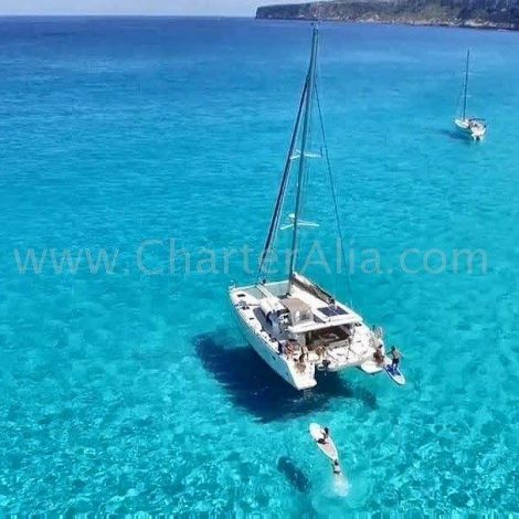 Drone shot van de lagoon 380 2018 catamaran in Es Calo in Formentera