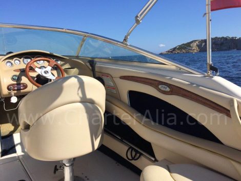 Helm of Sea Ray 230 speedbootbevrachting op Ibiza voor een volledige dag excursie
