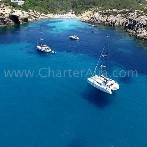 Verankerd in Cala Es Codolar met onze Lagoon 380 2018 catamaran verhuur op Ibiza met schipper