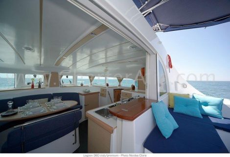 Woongedeelte en terras van de gloednieuwe catamaran Lagoon 380 2018 te huur op Ibiza