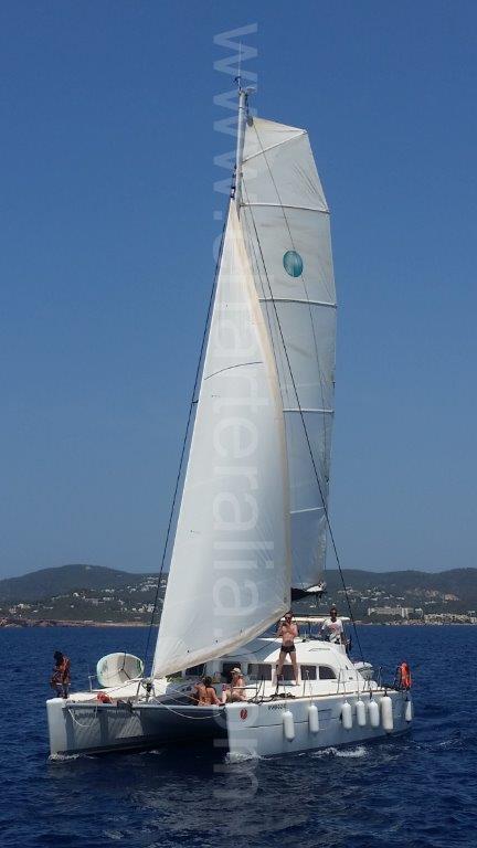 Lagoon 380 velejar com vela na integra Formentera