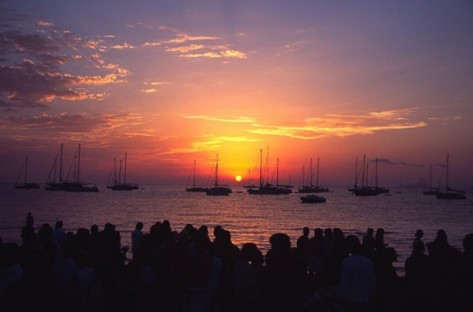Esta es la vista que te proporciona alquilar catamaranes en Ibiza