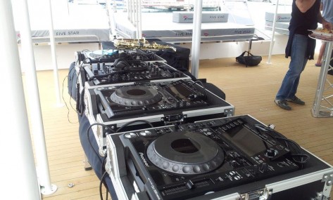platos DJ en barco para fiestas en Ibiza