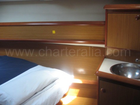 camarote con lavabo charter barco Ibiza