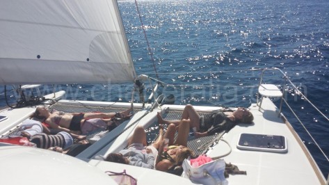echar la siesta navegando en catamaranen ibiza