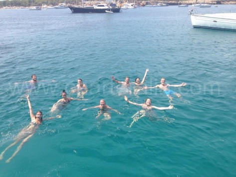 baño desde el barco de alquiler en Ibiza calabassa