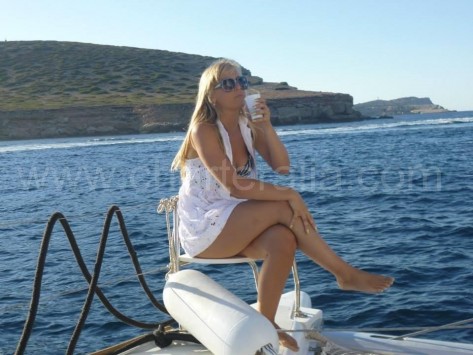 sentada en la proa del catamaran en Es Torrents