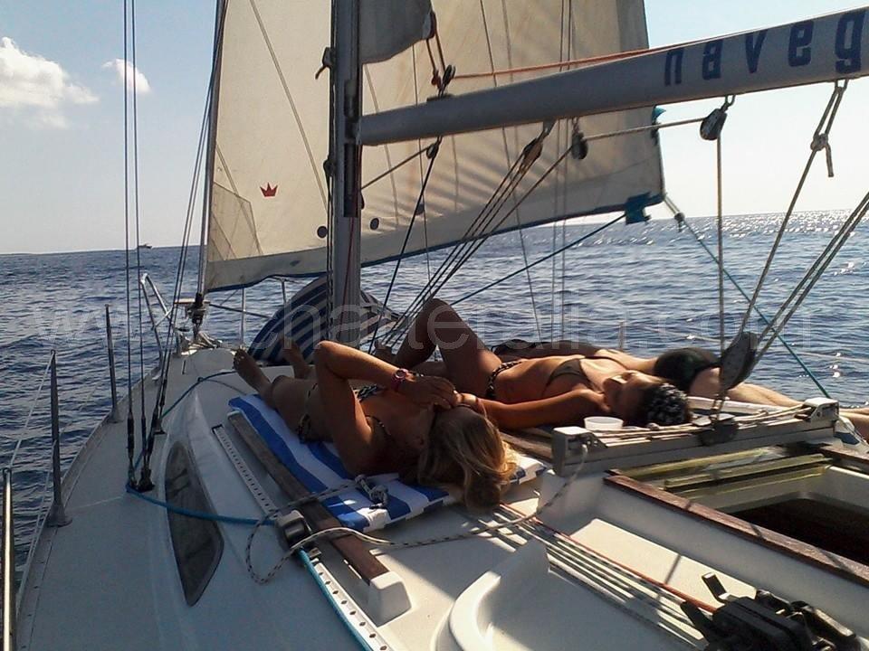 chicas navegando a vela en Ibiza