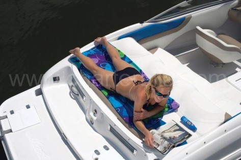 Chica tomando el sol bikini barco Ibiza